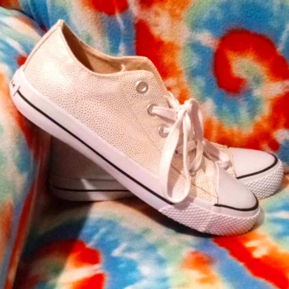 Airwalk women's size 8.5 iridescent sneakers.